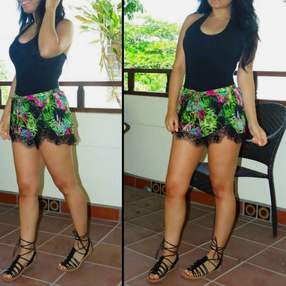 Floral print casual shorts size Medium. - Picture 4 of 4